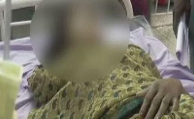 शर्मनाक! छप्पर तोड़कर घर में घुसे दबंग, महिला से किया गैंगरेप, निर्वस्त्र कर घुमाया