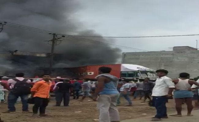 पटना : कचरे में लगी आग की चपेट में आये 4 ट्रक, दो की मौत