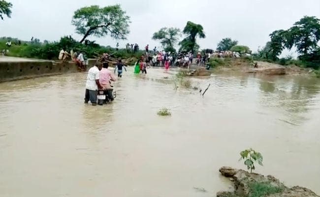 बाढ़ के पानी से घिरे पश्चिम चंपारण के दर्जनों गांव, मधुबनी में NH-104 बंद, पुल पर चढ़ा पानी, देखें VIDEO