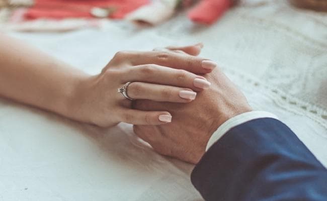 डॉक्टर ने पहले पत्नी को घर से निकाला, फिर अपने ही क्लिनिक में काम करने वाली नर्स से रचा ली दूसरी शादी