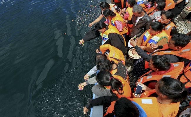 इंडोनेशिया में नौका दुर्घटना, 16 लोगों की मौत, 139 लोग लापता
