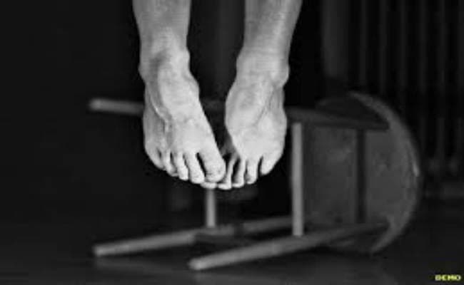 पिता का नहीं करा पा रहा था इलाज, दुख में आकर बेटे ने लगा ली फांसी