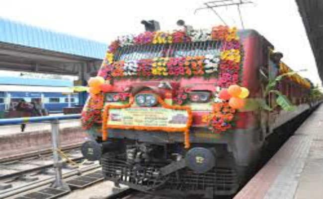 सज-धज के निकली ट्रेन से यात्रियों ने चुराये कीमती सामान