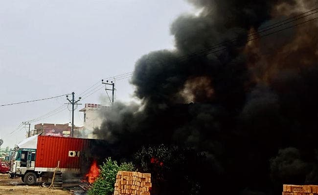 पटना: अनलोड हो रहे ट्रक में लगी आग, ब्लास्ट, दो मरे, 6 घायल, 3 गंभीर, दमकल की 10 गाड़ियां 4 घंटे के बाद पा सकीं आग पर काबू