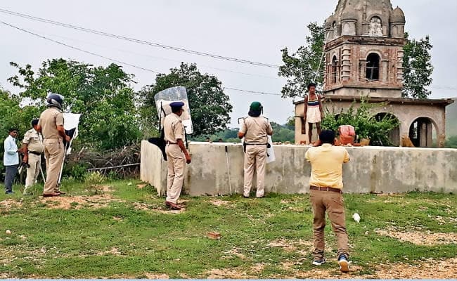 सरायकेला : विक्षिप्त ने स्कूल से शिक्षिका को खींच कर निकाला, सिर काट कर ले भागा