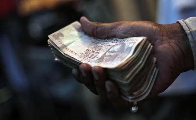 रुपये लेते रंगे हाथों गिरफ्तार हुआ सुरेंद्रनाथ कॉलेज का छात्र