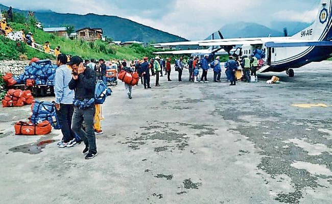 कैलास मानसरोवर से लौट रहे 1575 भारतीय श्रद्धालु नेपाल में फंसे, दो की मौत