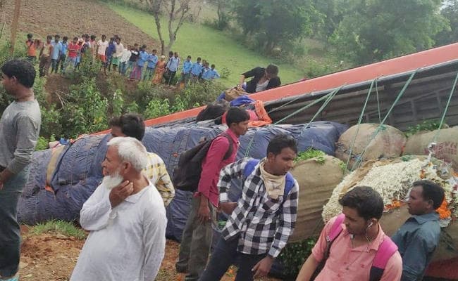 IN PICS : बंगाल से झारखंड आ रही यात्रियों से भरी बस खाई में गिरी, एक की मौत, 12 घायल