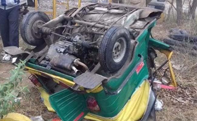 हावड़ा में ऑटो पलटने से किशोर की मौत, छह घायल