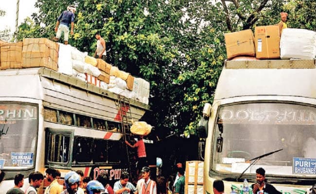कोलकाता : यात्रियों की जिंदगी की परवाह नहीं बसवालों को