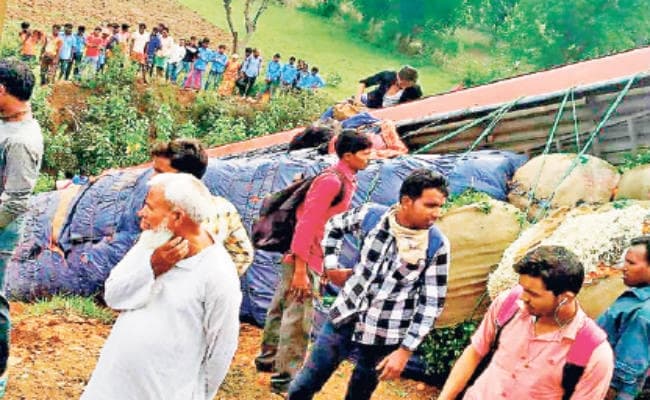 कोलकाता की बस रांची के पास दुर्घटनाग्रस्त, खलासी की मौत, 12 लोग गंभीर रूप से जख्मी