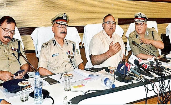 झारखंड के डीजीपी डीके पांडेय ने राज्य की रघुवर सरकार के समर्थन में लगाये नारे