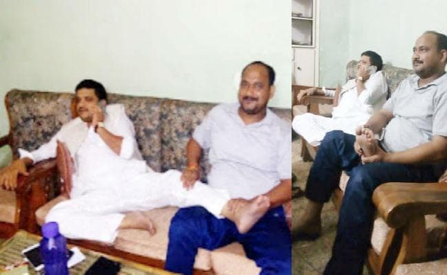 सोशल मीडिया में वायरल हुई कांग्रेसी नेता का दलित नेता से पैर दबाने की तस्वीर, विपक्ष ने साधा निशाना