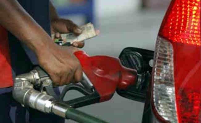 एक महीने बाद बढ़ी पेट्रोलियम कीमतें, पेट्रोल 16 पैसे, डीजल 12 पैसे महंगा