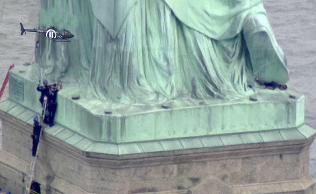 ट्रंप की आव्रजन नीति के विरोध में ‘स्टेच्यू ऑफ लिबर्टी '' पर चढ़ी महिला