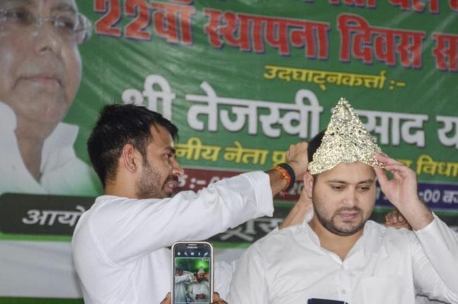 RJD 22वां स्थापना दिवस: तेज प्रताप ने तेजस्वी यादव को पहनाया मुकुट और…