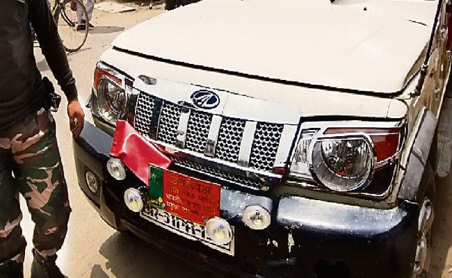 लखीसराय : भाजपा नेता की बोलेरो से 13 कार्टन बियर बरामद, वैशाली के पांच धराये