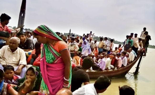 बीच गंगा में ओवरलोडेड नाव का डीजल खत्म, 45 मिनट फंसी रही 70 लोगों की जिंदगी