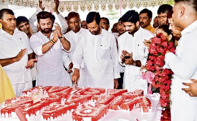 पटना : धूमधाम से मनाया गया रामविलास का जन्मदिन