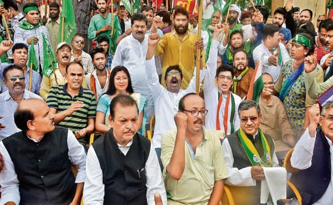 भूमि अधिग्रहण संशोधन मामला : बंद समर्थकों पर भारी रही पुलिस, सड़कों पर कम चले वाहन, संताल में रेलवे ट्रैक किया जाम