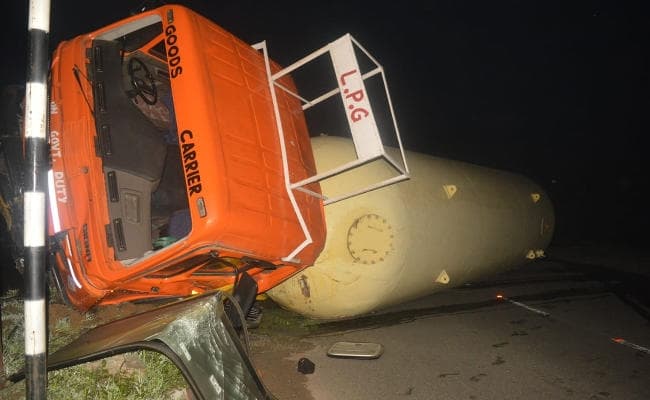 बोकारो में घनी आबादी के पास जोरदार आवाज के साथ पलटा गैस टैंकर