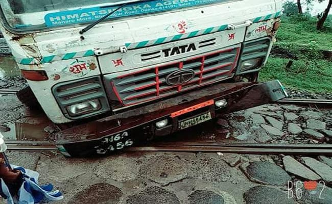 रेलवे फाटक के ‌बीच फंसा ट्रक, ट्रेन सेवा प्रभावित