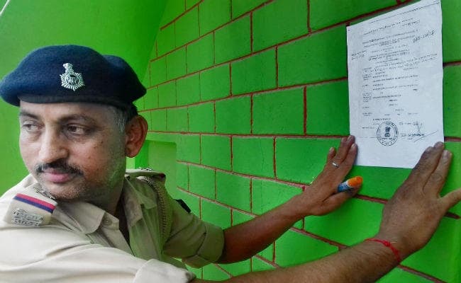 SC/ST एक्ट के तहत दर्ज मामले में फरार रहने पर राजद विधायक के आवास पर पुलिस ने चश्पाया इश्तेहार