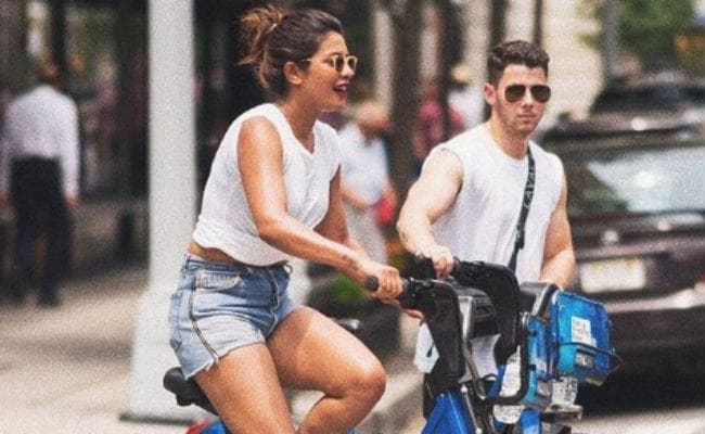 PHOTOS: न्‍यूयॉर्क में ब्‍वॉयफ्रेंड निक संग सार्इकिलिंग करती दिखीं प्रियंका चोपड़ा