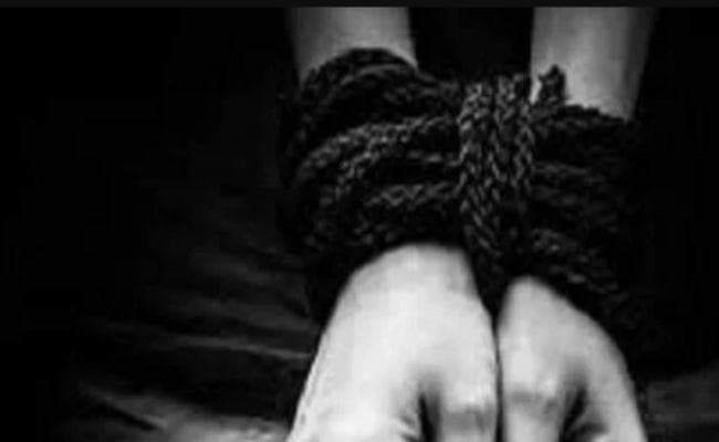 शिकारीपाड़ा : पादरी समेत 25 को रात भर बनाया बंधक