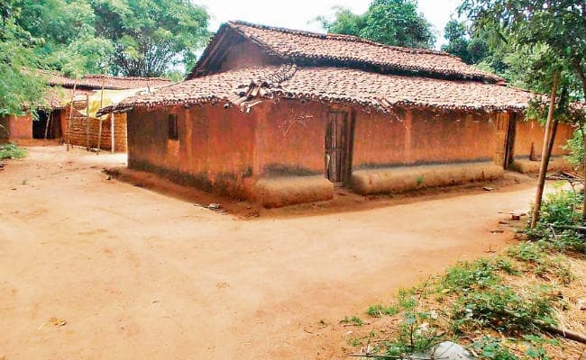 मंत्री ने घाघरा गांव का दौरा किया, ग्रामीणों से कहा, प्रशासन सुरक्षा, सहयोग के लिए है पुलिस का भय निकाल कर गांव लौटें