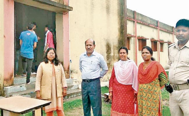 गर्भवती बच्चियों को देखने पहुंचीं आयोग की अध्यक्ष