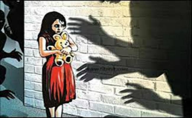 प्राचार्य, शिक्षक और 15 छात्रों ने नाबालिग से किया दुष्कर्म