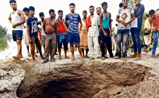 दिघवारा : डाइवर्जन धंसा, छपरा-हाजीपुर मार्ग पर वाहनों का परिचालन ठप