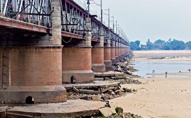 बालू माफियाओं ने हिला दी 156 साल पुराने कोइलवर पुल की नींव, खतरे में जिंदगी