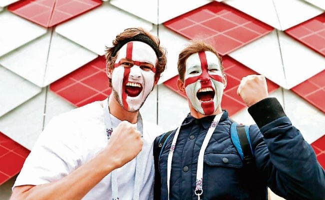 फुटबॉल की दीवानगी : 12 साल बाद क्वार्टर फाइनल में पहुंचे इंग्लैंड का मैच देखने को टलीं शादियां