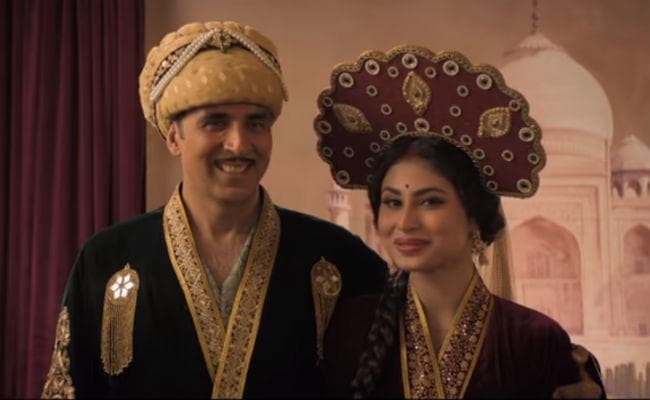 मौनी रॉय ने ''नैनों से बांधी कैसी डोर'', दीवाने हुए अक्षय कुमार