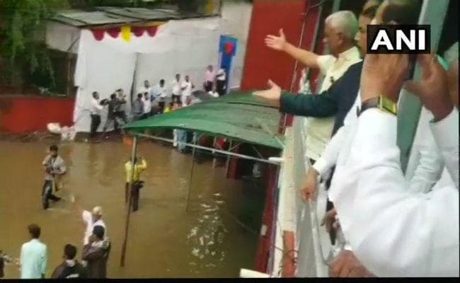 बारिश के कारण विधानसभा ठप, बीयर की बोतलों और प्लास्टिक बैग से जाम थी नालियां