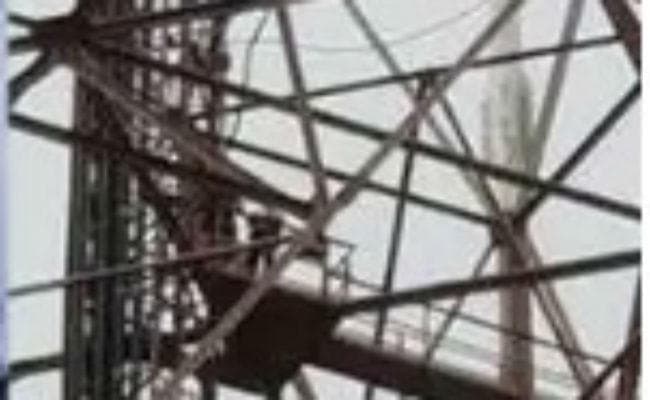 अच्छी सैलरी नहीं मिली तो चढ़ गया टावर पर, कहा-कूद जाऊंगा, फांद जाऊंगा..