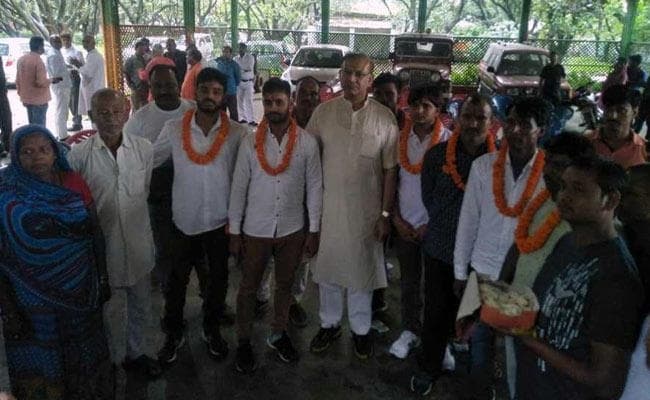 पीट-पीटकर हत्या करने के आरोपियों को केंद्रीय मंत्री जयंत सिन्हा ने पहनाई माला