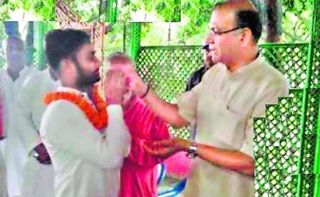 मॉब लिंचिंग के आरोपियों का जयंत ने किया स्वागत, विवाद