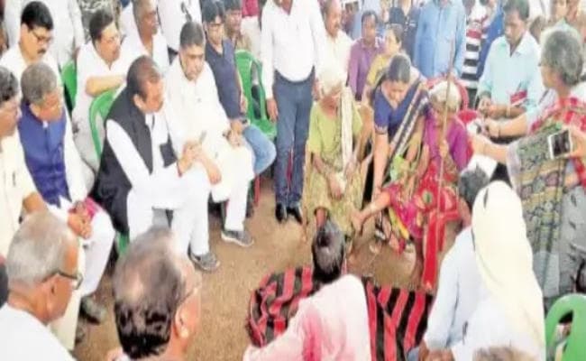 रोज-रोज पुलिस आ रही, डर से कोई नहीं रह रहा है गांव में