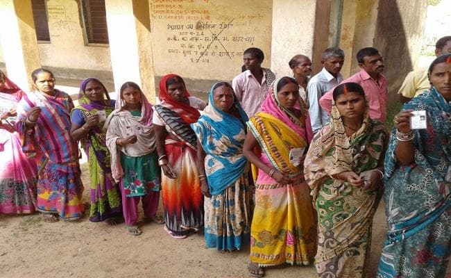 बिहार के कई जिलों में कड़ी सुरक्षा के बीच पंचायत उपचुनाव के लिए वोटिंग जारी