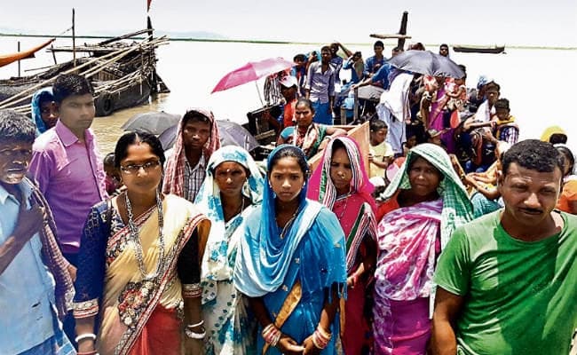 स्टीमर बंद होने के कारण नहीं आयी बरात, नाव से जाने में डरता था दूल्हा, शादी करने दुल्हन पहुंची दूल्हे के द्वार