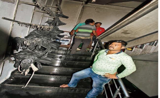 कचहरी चौक के समीप मॉल के बेसमेंट में लगी आग