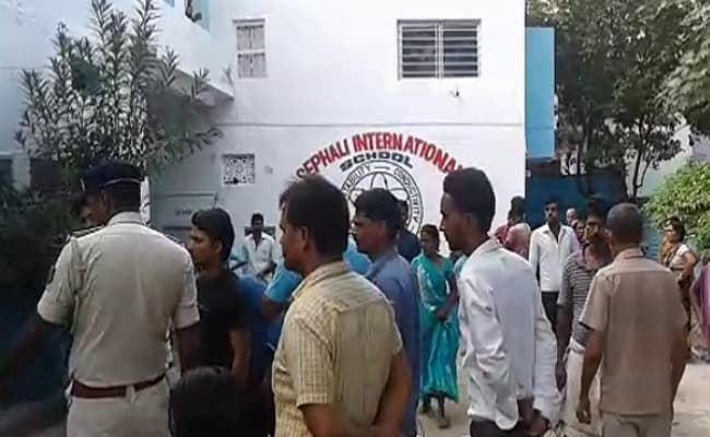 स्कूल में छह वर्षीय मासूम की मौत, परिजनों का हंगामा