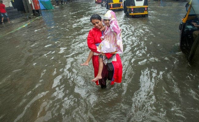 #MumbaiRains भारी बारिश ने रोक थी मायानगरी मुंबई की रफ्तार, कल तक ऐसे ही रहेंगे हालात, देखें तसवीरें