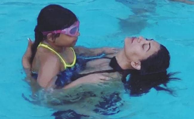 VIDEO: विदेश में छुट्टियां मना रही हैं सुष्मिता सेन, योगा करती आईं नजर