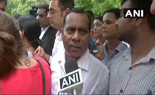 निर्भया  गैंगरेप के दोषियों की मौत की सजा सुप्रीम कोर्ट ने रखी बरकरार, पिता बोले - जल्दी फांसी हो