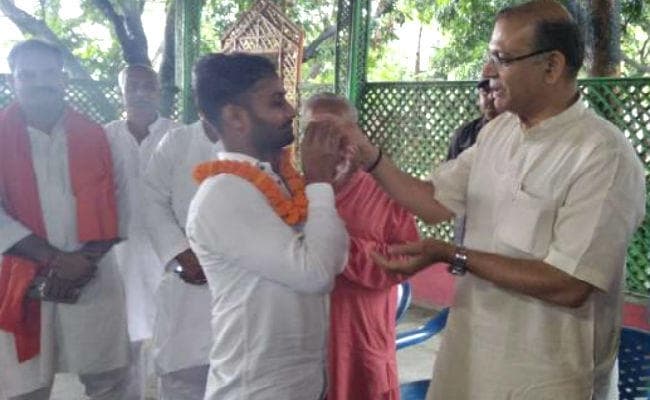 लिंचिंग के दोषियों को माला पहनाने पर कांग्रेस ने मांगा केंद्रीय मंत्री जयंत सिन्हा का इस्तीफा