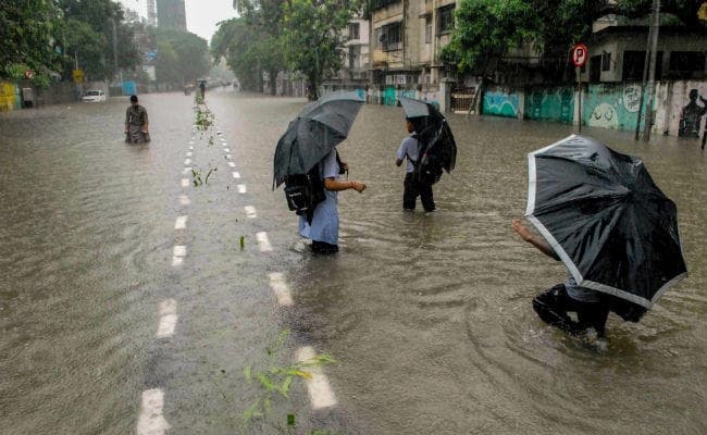 भारी बारिश से मुंबई में जीवन अस्तव्यस्त, करीब 90 ट्रेनें रद्द